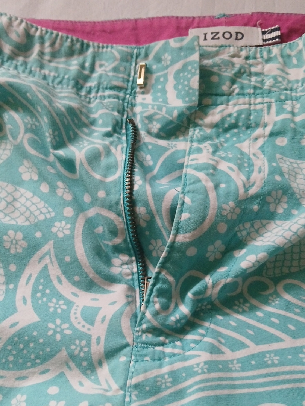 Women's Izod Size 12 White and Teal Paisley Capri Pant